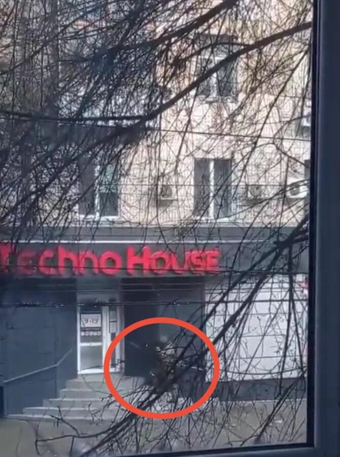 Soldat rus, depășit de o ușă de termopan. Voia să jefuiască un bar din Kherson, dar i-a dat cu eroare / Foto: Captură video Twitter