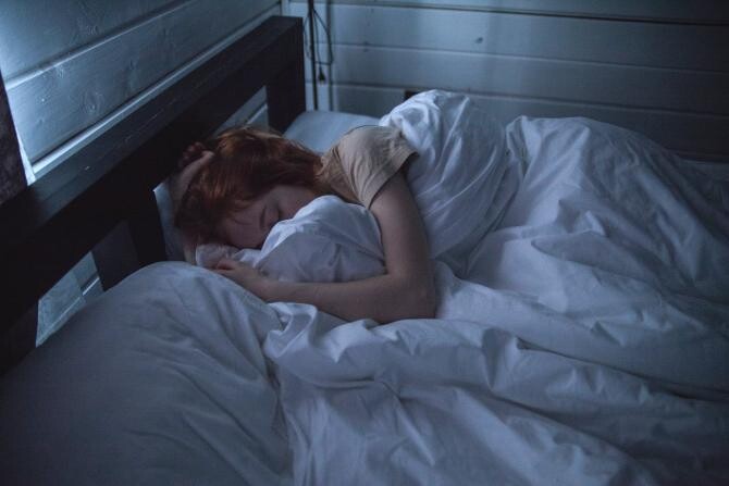 Cum să adormi mai ușor. Experții recomandă 3 aplicații pentru telefon care te pot ajuta / Foto: Pexels, de  Ivan Oboleninov