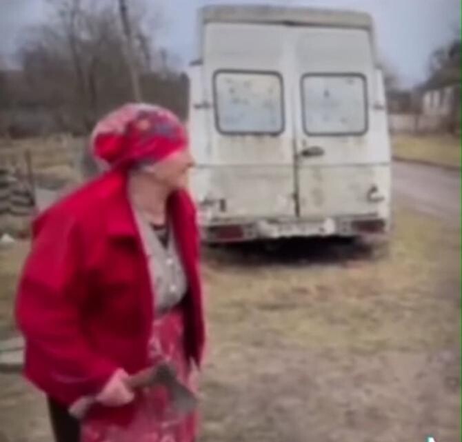 O vârstnică din Ucraina îi amenință pe invadatorii ruși cu un topor: „Vă omor pe toți” / Captură video TikTok