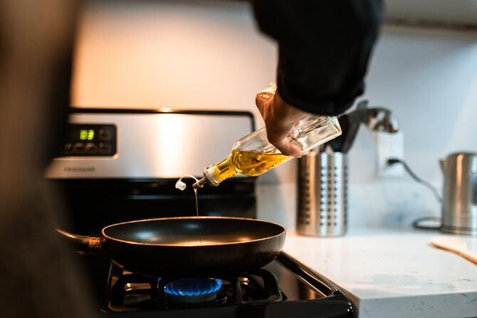 Uleiul poate fi înlocuit cu o alternativă mai ieftină și mai sănătoasă. Chef Radu Dumitrescu: Important e să păstrăm proporțiile / Foto: Pexels, de RODNAE Productions