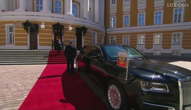 Vladimir Putin, plimbat cu un bolid de peste 1 MILION de dolari. Este blindat, cu camere video și echipat să reziste unui ATAC CHIMIC / Foto: Captură video Youtube LUX cars