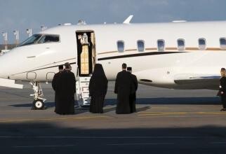 Lumina Sfântă a ajuns în România! Avionul care a decolat din Israel a aterizat la București, o tradiție inaugurată de Patriarhul Daniel în 2009
