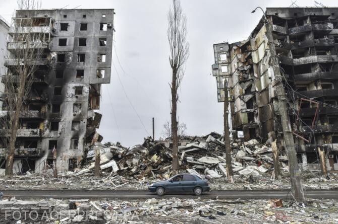 Bloc de apartamente distrus pe strada centrală din orașul Borodyanka, lângă Kiev 