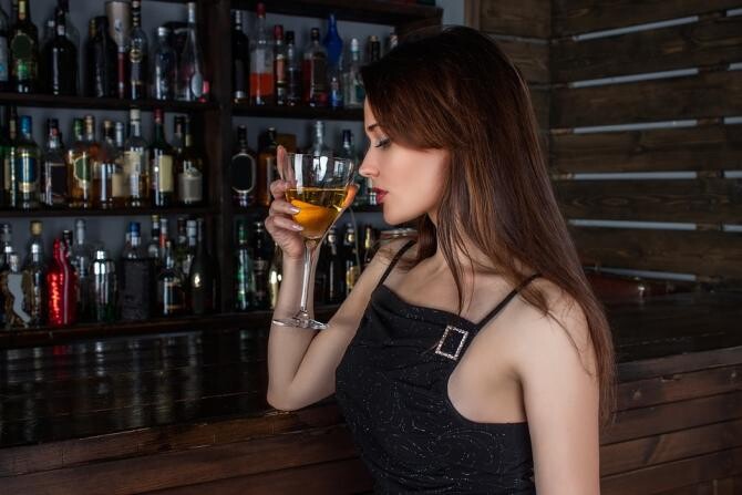 Cât de mult ALCOOL putem bea într-o zingură zi. Dr. Laura Ene: Fiecare pahar ne costă aproximativ 100 de calorii / Foto: Pixabay, de Concord90