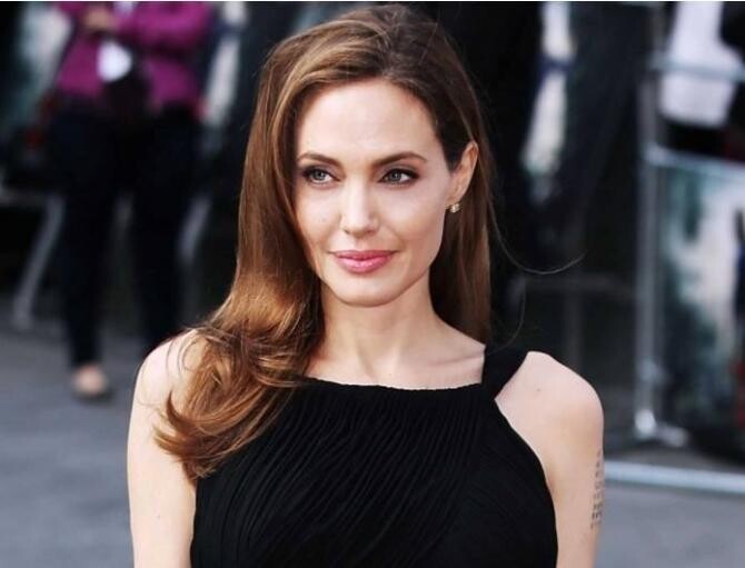 Angelina Jolie, Facebook