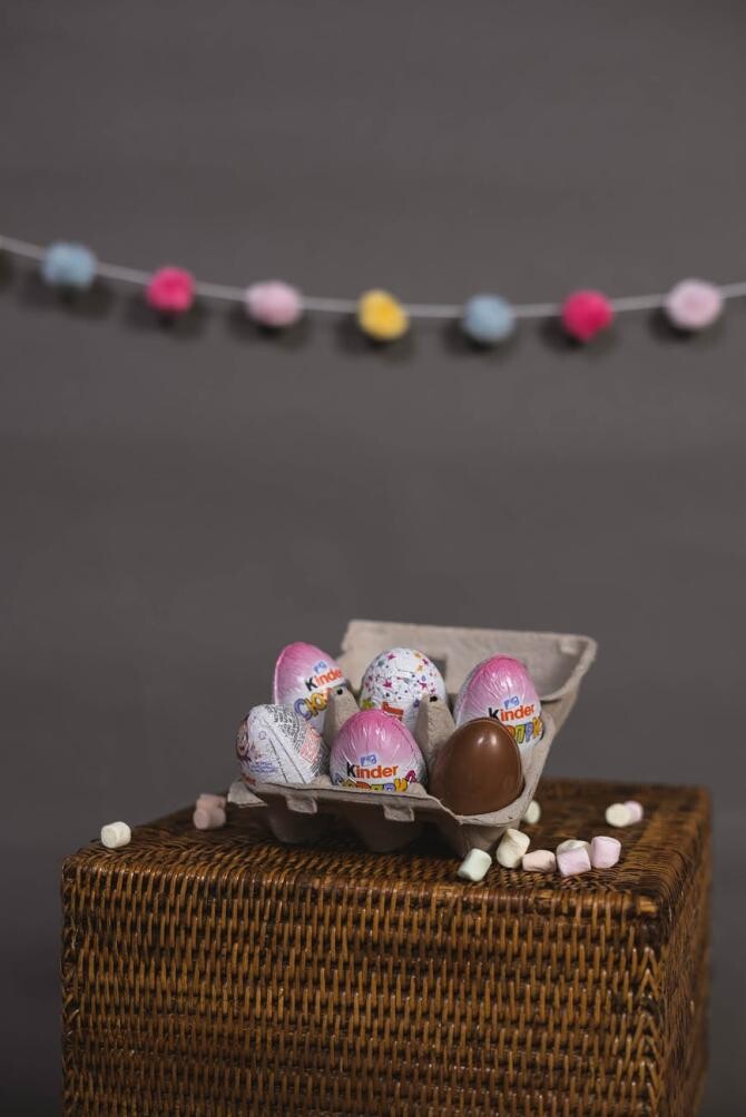 Ouă de ciocolată Kinder Surprise, retrase de pe piață, după ce zeci de copii mici s-au infectat cu salmonella / Foto: Pexels, de Dziana Hasanbekava