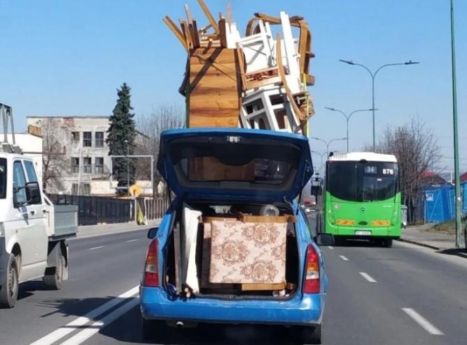 Fază de Mr. Bean la Brașov. Un cetățean a transportat fotolii, scaune și mese pe plafonul mașinii   /  Sursa foto: Facebook / Andrei Dumitrache
