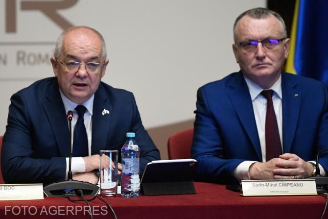 mil Boc (stg.), presedintele AMR si primarul municipiului Cluj-Napoca, si Sorin Mihai Cîmpeanu (dr), ministrul Educație