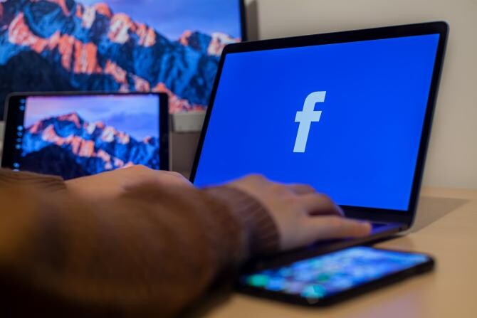 O eroare a Facebook a dus la creșterea vizualizărilor postărilor cu un conținut dăunător / FOTO: Pexels