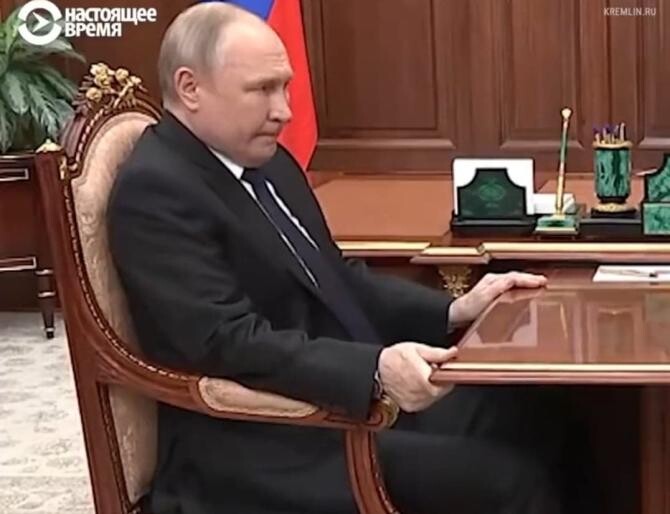 VIDEO cu Putin cocoșat, ținându-se de masă. Are CANCER? Profilerul Paul Herinean: Un om bătrân, bolnav, îngrijorat / Foto: Captură video Twitter
