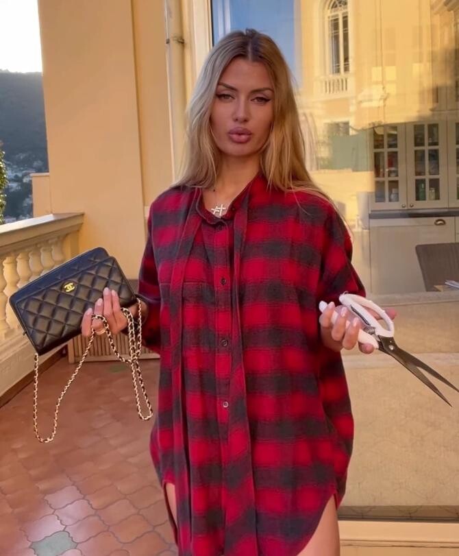 Rusoaicele își taie gențile Chanel de mii de euro, revoltate că brandul s-a retras de pe piața din Rusia / Foto: Captură video Instagram Victoria Bonya