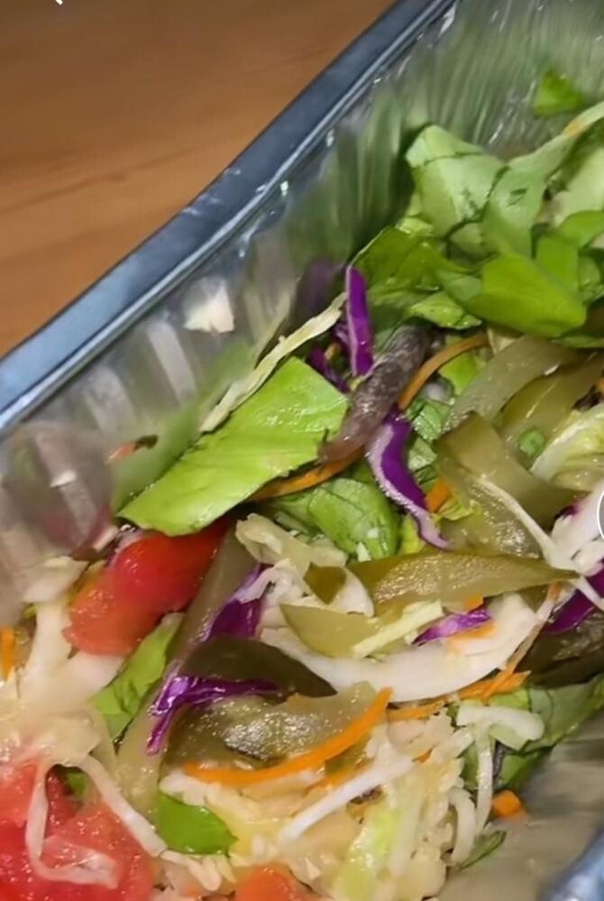 VIDEO - Ce a găsit o cântăreața în salata comandată de la un restaurant din centrul Bucureștiului. "Este absolut scârbos" / Foto: Captură video Tik Tok tinadrip