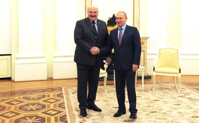 Tot mai multe semne că Putin nu e sănătos. La o întâlnire cu Lukașenko tremura necontrolat, la un alt eveniment avea fața umflată / Foto: Kremlin.ru