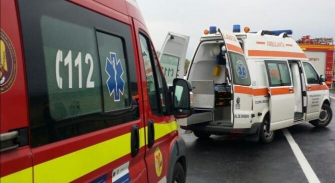 Un autocar cu pasageri s-a răsturnat în județul Dâmbovița. Două persoane au fost rănite. foto - Facebook