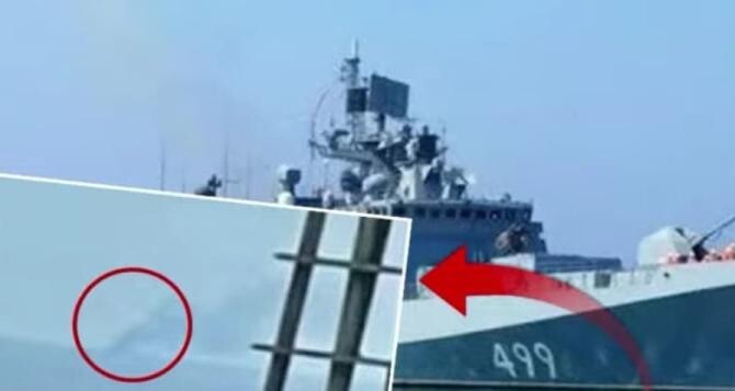 Nava de război rusă „Amiralul Makarov”, scufundată de ucraineni aproape de Insula Șerpilor. A luat foc după ce a fost lovită de o rachetă / Foto: Captură video Youtube Sinyor