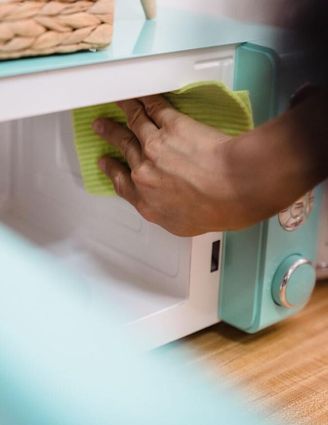 Curăță cuptorul cu microunde cu praf de copt, în câteva minute vei scăpa de de grăsime și murdărie. Sursa - Pexels