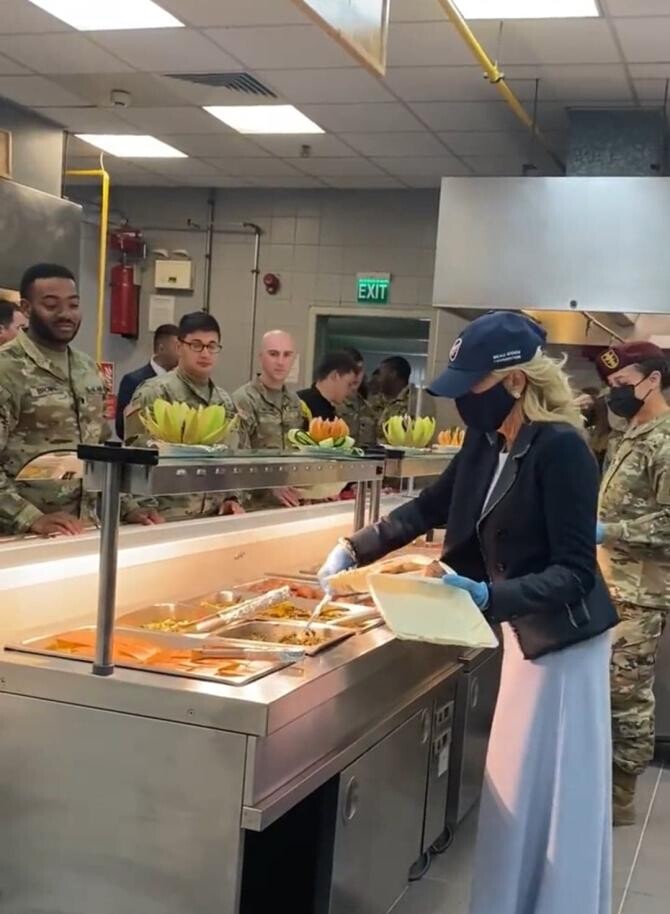 Jill Biden le-a servit mâncare militarilor aflaţi la Baza de la Mihail Kogălniceanu / Foto: Twitter Jill Biden