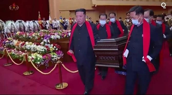 Kim Jong-un și-a înmormântat mentorul. Liderul Coreei de Nord i-a cărat sicriul / Foto: Captură video Bloomberg Quicktake