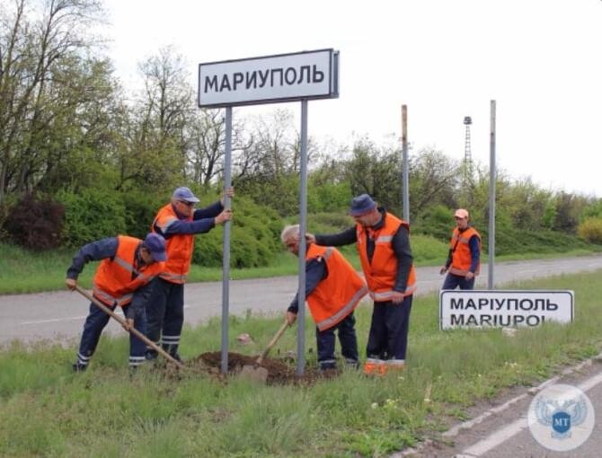 Rușii, ca la ei acasă în Mariupol. S-au apucat să schimbe indicatoarele rutiere cu unele în limba rusă / Foto: Captură Telegram Consiliul Local Mariupol