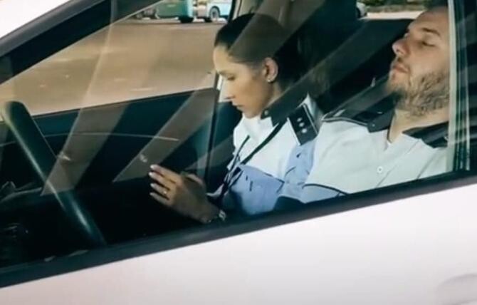 Un polițist din București, surprins în timp ce dormea în mașina de serviciu. „Așteptăm, avem o misiune” / Foto: Captură video TikTok alxfilip79