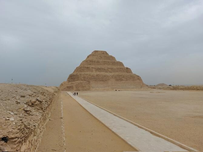 Sursă foto: Twitter (@sboutros1) / Piramida cu trepte din Saqqara