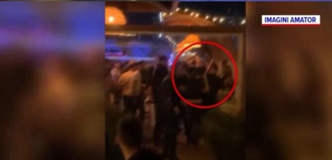 De la bal la spital. Un cântăreț de manele a fost rănit cu o macetă într-un club din Mamaia / Foto: Captură video Pro Tv