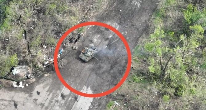 Tanc rusesc, lovit de ucraineni la doar câțiva kilometri de granița cu Rusia / Foto: Captură video Twitter