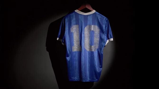 Câte milioane de dolari au fost licitate pentru tricoul purtat de Maradona contra Angliei în 1986. A doborât toate recordurile Sursă: captură foto Youtube