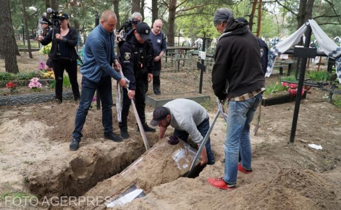 Zeci de cadavre, exhumate la Vîşgorod. Procurorii ucraineni anchetează crimele de război comise de ruși. "Sunt nişte neoameni" 
