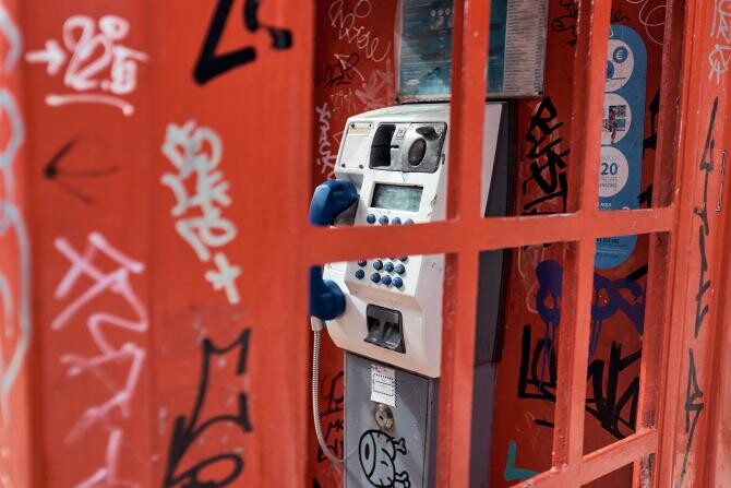 China: O persoană fără adăpost, obligată să trăiască o lună într-o cabină telefonică în izolare totală / Foto: Unsplash