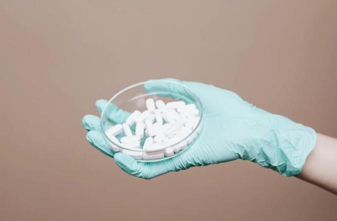 Adăugă câteva pastile de aspirină în mașina de spălat și uită de petele de pe hainele albe. Sursa - Pexels