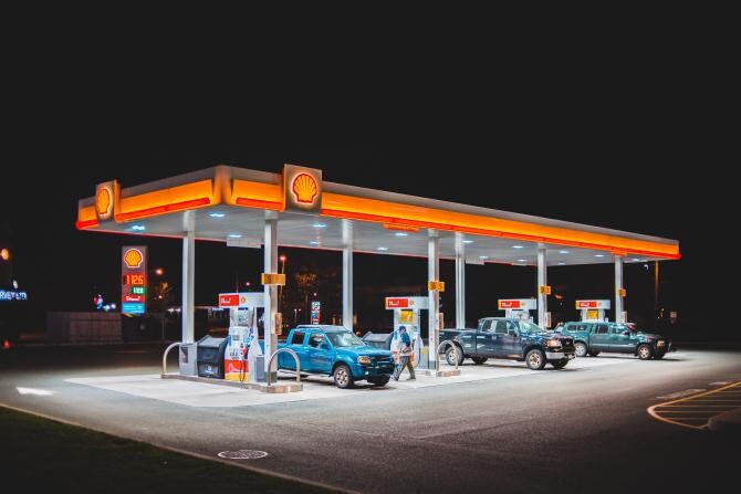 Ministrul Energiei, anunț de ultimă oră: Toate marile lanţuri de benzinării din România au ieftinit carburanţii cu 50 de bani. Fotografie de la Erik Mclean/ PEXELS