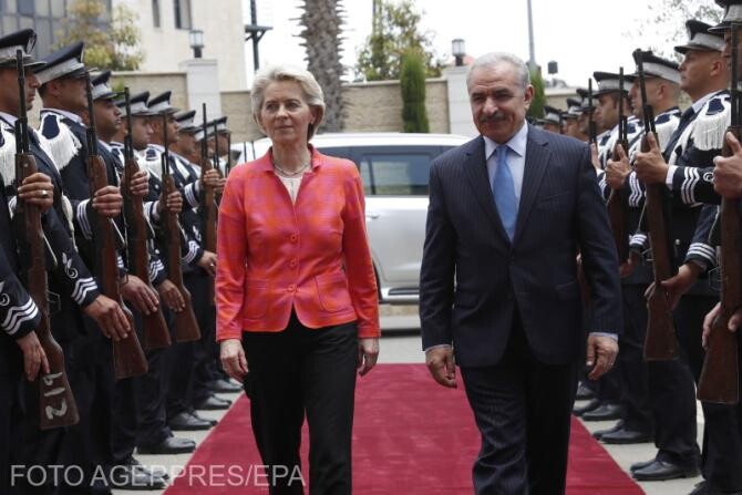 Ursula von der Leyen alături de premierul Palestinei, Mohammad Shtayyeh 