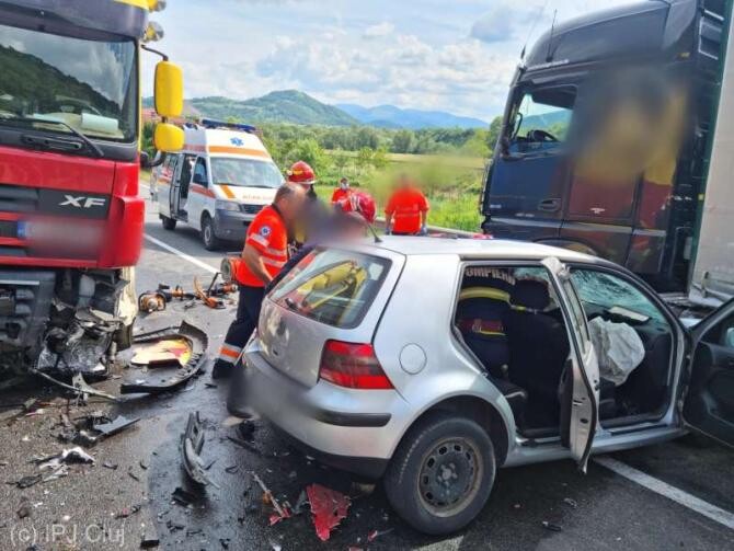 Carambol cu 5 mașini pe DN1, după ce o șoferiță a intrat pe contrasens / Foto: IPJ Cluj
