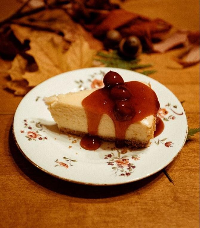 Cheesecake cu caramel, un desert excelent pentru vară. Oaspeții tăi nu vor rezista tentației dulci. Sursa - Pexels
