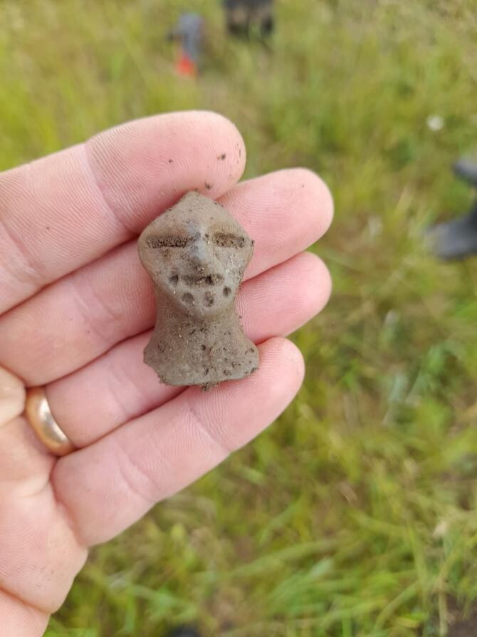 Descoperire valoroasă la Urlați! Statuetă antropomorfă veche de peste 6.000 de ani, găsită pe un șantier arheologic - Foto Facebook - Muzeul Județean de Istorie și Arheologie Prahova 