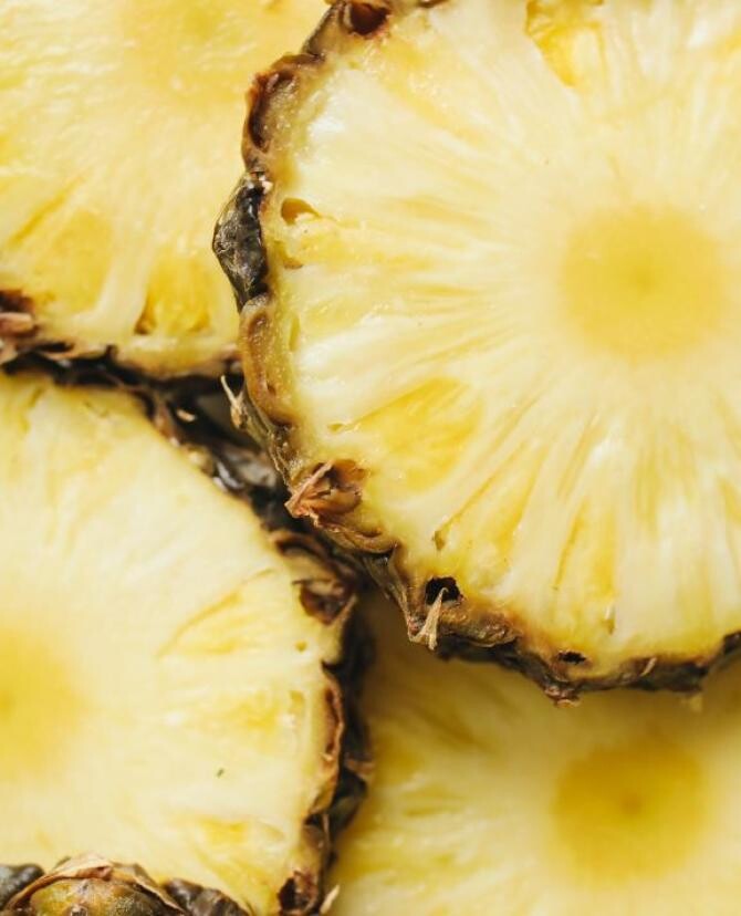 Desert spectaculos cu ananas - are un gust exotic și poate fi consumat și de cei care sunt la dietă. Sursa - Pexels