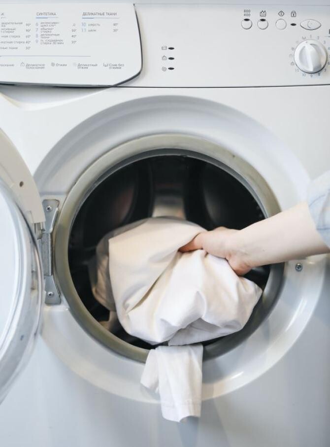 Haine care nu trebuie puse niciodată în mașina de spălat - se vor deteriora și vor strica și aparatul electrocasnic. Sursa - Pexels