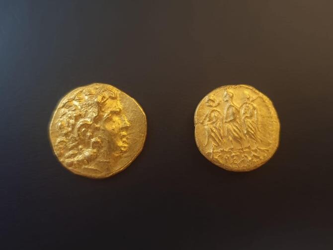 Două monede antice, recuperate în Regatul Unit, au fost returnate României / Foto: Facebook Ambasada României în Regatul Unit al Marii Britanii şi Irlandei de Nord