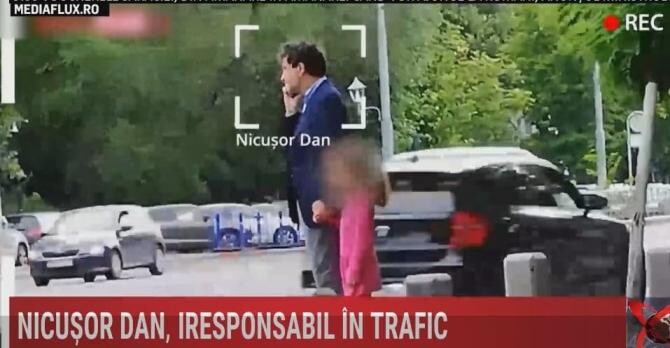 Nicușor Dan, gest iresponsabil în trafic. Era cât pe ce să fie călcat de o mașină, cu copilul în brațe / Foto: Captură video Realitatea Plus