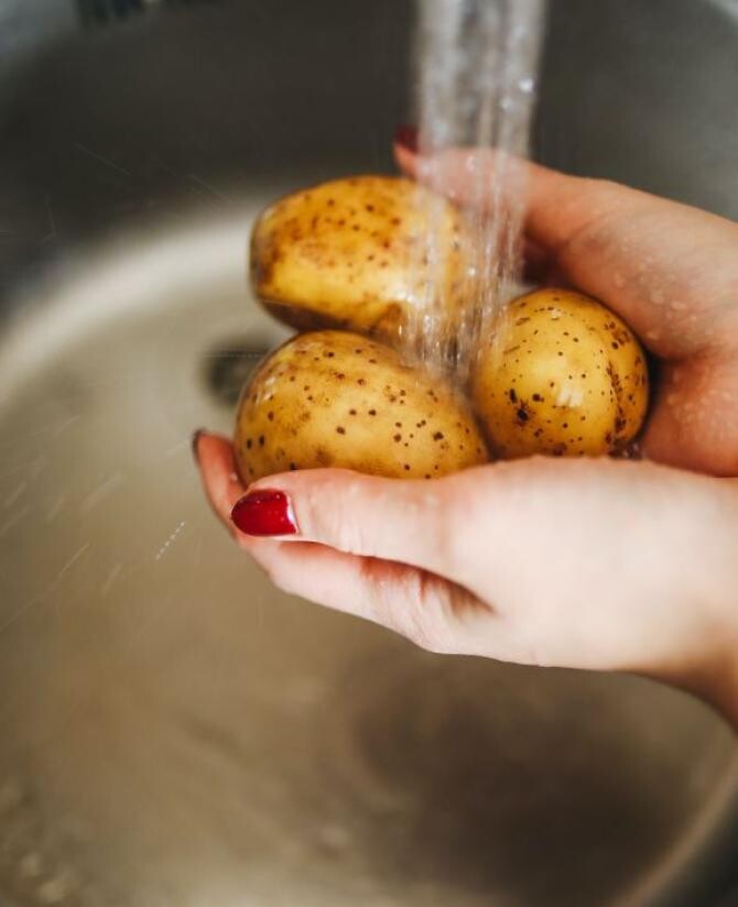 Nu mai arunca cojile de cartofi - iată ce minuni pot să facă pentru pielea ta. Sursa - Pexels 