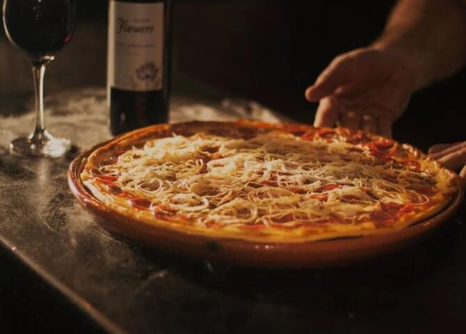 Pizza din spaghete - crocantă la exterior și moale la interior. Sursa - Pexels