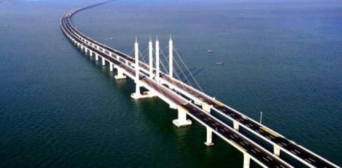Podul, cu o lungime de 18  kilometri, leagă peninsula Crimeea de partea continentală a Rusiei