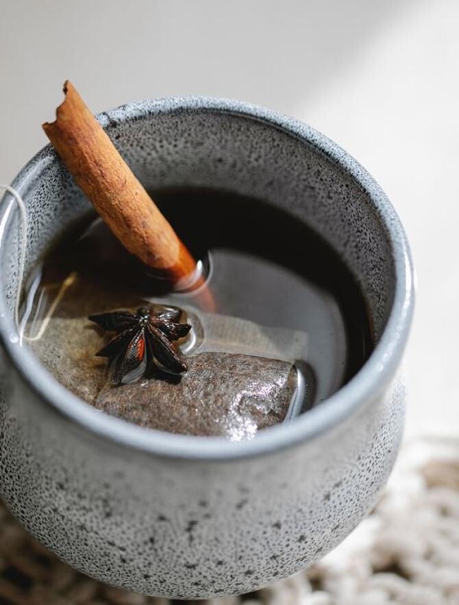 Pune câteva pliculețe de ceai lângă coșul de gunoi si mirosurile urâte vor dispărea cât ai zice pește. Sursa - Pexels