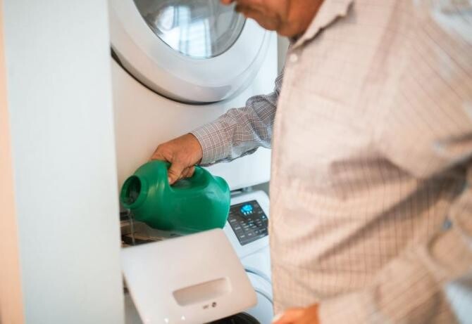 Pune un burete metalic în cuva mașinii de spălat - trucul ingenios al gospodinelor cu experiență. Sursa - Pexels