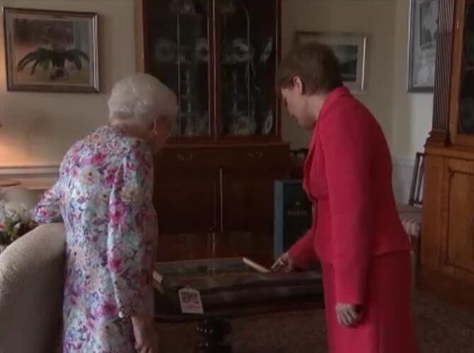 Ce cadou a primit Regina Elisabeta a II-a în timpul vizitei în Scoția / Foto: Captură video Pro Tv