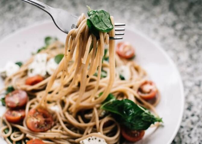 Spaghete din dovlecei cu pui și sos de roşii - o rețetă neobișnuită și delicioasă. Sursa - Pexels