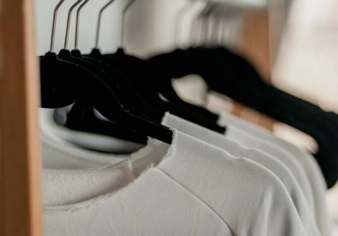 Tricoul alb este pătat sau are o nuanță gri. Pune-l la fiert cu mai multe felii de lămâie și bucură-te de rezultat. Sursa - Pexels