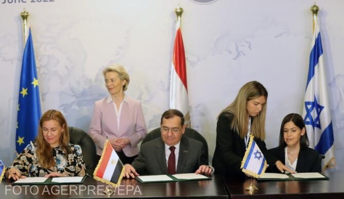 Ursula von der Leyen alături de ministrul egiptean al Petrolului, Tarek El-Molla și ministrul israelian al Energiei, Karine Elharrar 