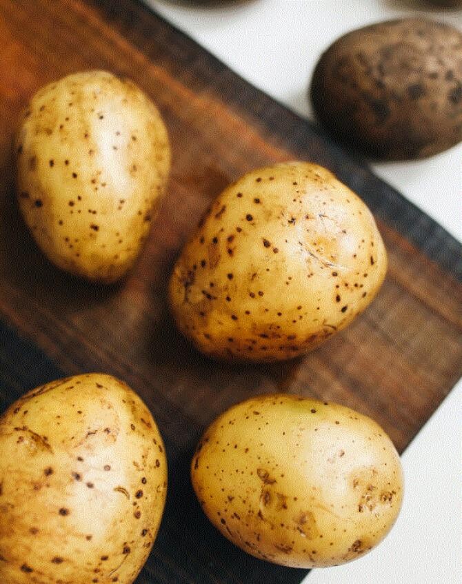 Cartofi noi, în sos de smântână, cu mărar și usturoi -  o rețetă sățioasă și savuroasă. Sursa - Pexels 